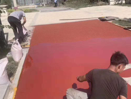 红河 篮球场翻新的地面工